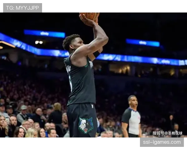 焦点瞬间：爱德华兹隔扣后向对手摇手指，领到技术犯规